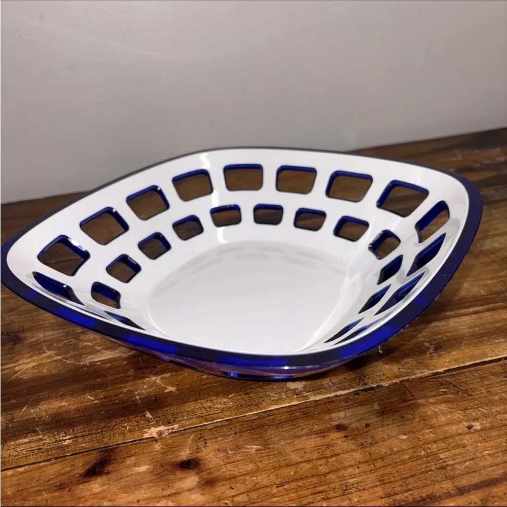 Guzzini Bread Basket Blue White pierced melamine Made In Italy 9.5 in square